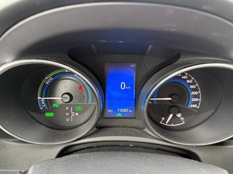 Toyota Auris 1.8 HSD e-CVT Selection - fotka 15 z 27