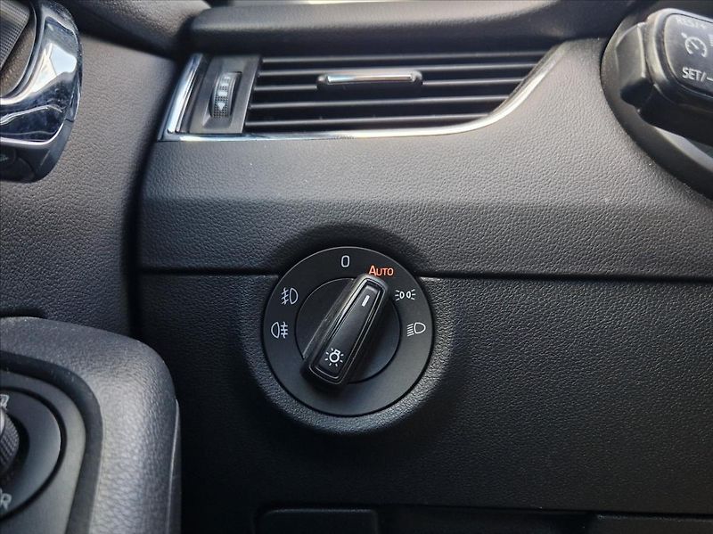 Škoda Octavia 1,6 TDI VÝHŘEV NEZ.TOPE XENONY - fotka 34 z 34