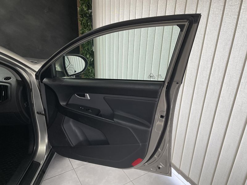 Kia Sportage 2.0 CRDi 4x4 ČR SERVIS.DIGIAC - fotka 13 z 25