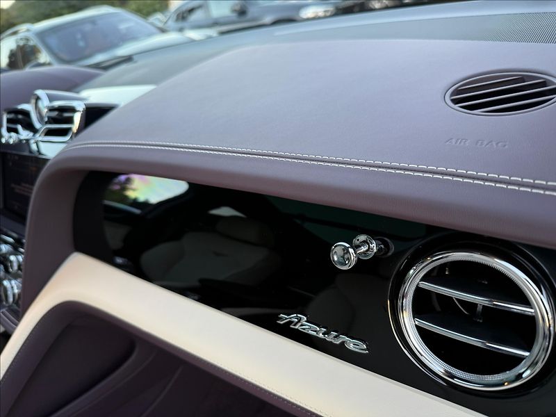 Bentley Bentayga Extended Wheelbase Azure V8 - fotka 22 z 32