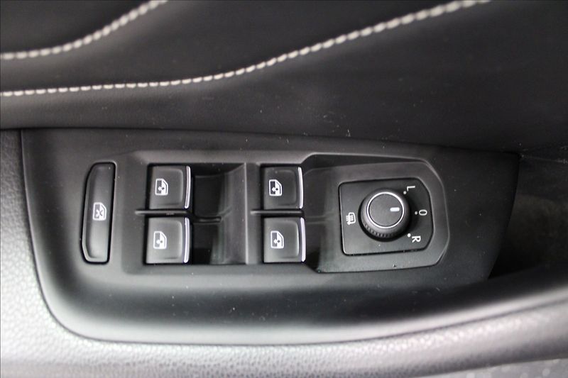 Volkswagen Passat 2,0 TDI DSG ELEGANCE 1.MAJ. CZ - fotka 13 z 37