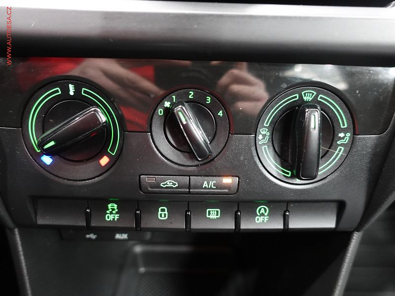 Škoda Rapid (2017) 1.0TSI, ČR, AC, park.asist - fotka 16 z 16