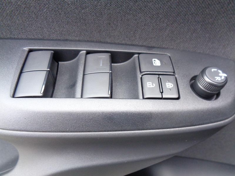 Mazda 2 Hybrid (2025) 1,5 AT Center-line - fotka 8 z 23