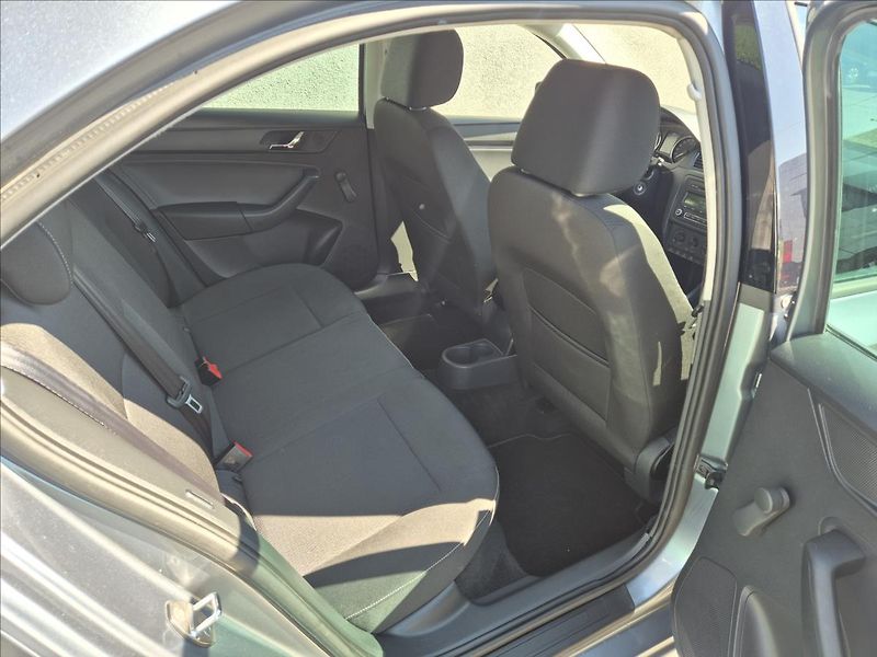 Škoda Rapid 1,2 TSi Klima Tempomat Alu TZ - fotka 19 z 27