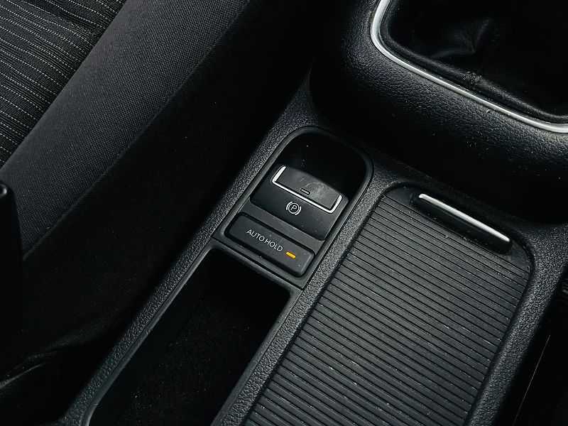 Volkswagen Tiguan 1.4TSI MANUÁL SENZORY TAŽNÉ - fotka 39 z 47