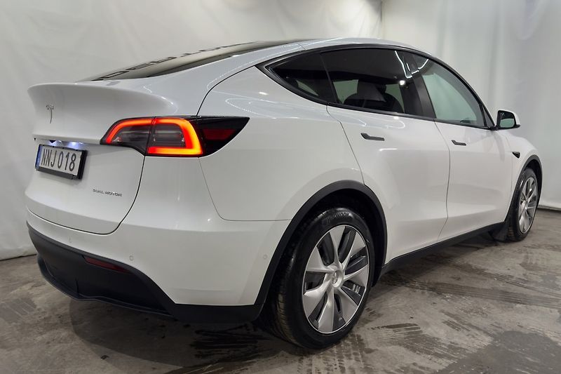 Tesla Model Y Long Range AWD Tažné - fotka 6 z 23