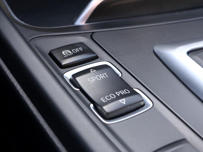 BMW Řada 3 2,0 320d xDrive 140kW Sport - fotka 23 z 32