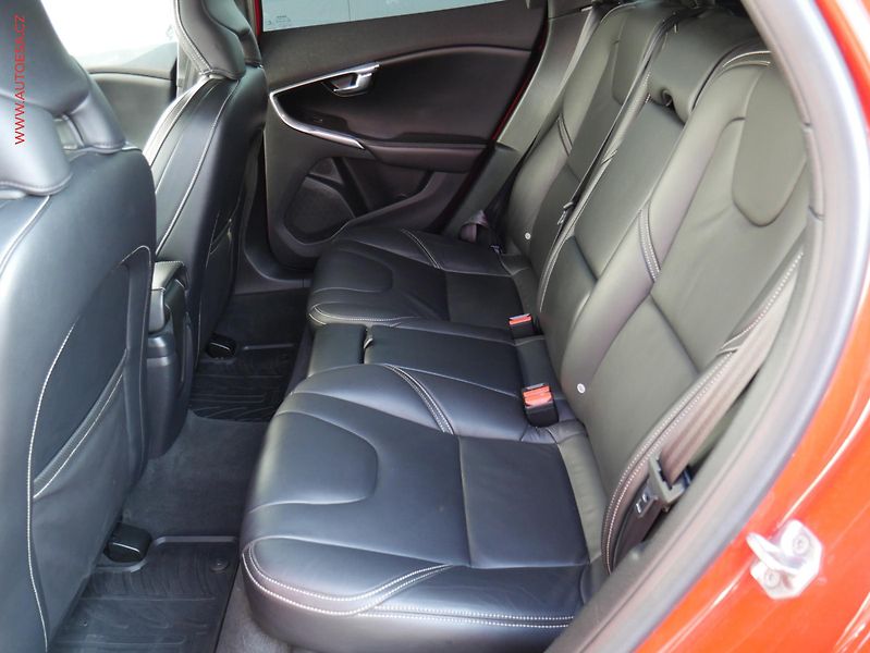 Volvo V40 (2015) 2.0 i, AT, navi - fotka 10 z 18