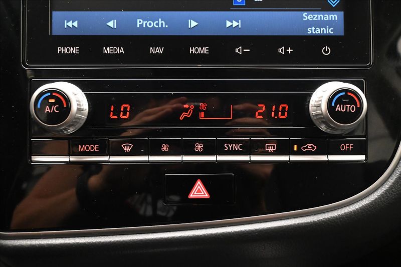Mitsubishi Outlander 2,4 PHEV Intense+ 4WD Záruka a - fotka 21 z 32