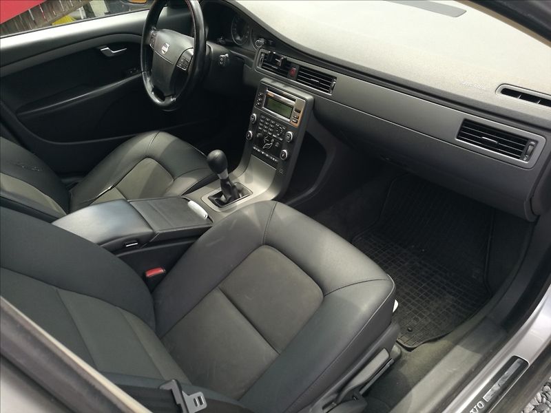 Volvo V70 2,4 D - fotka 10 z 17