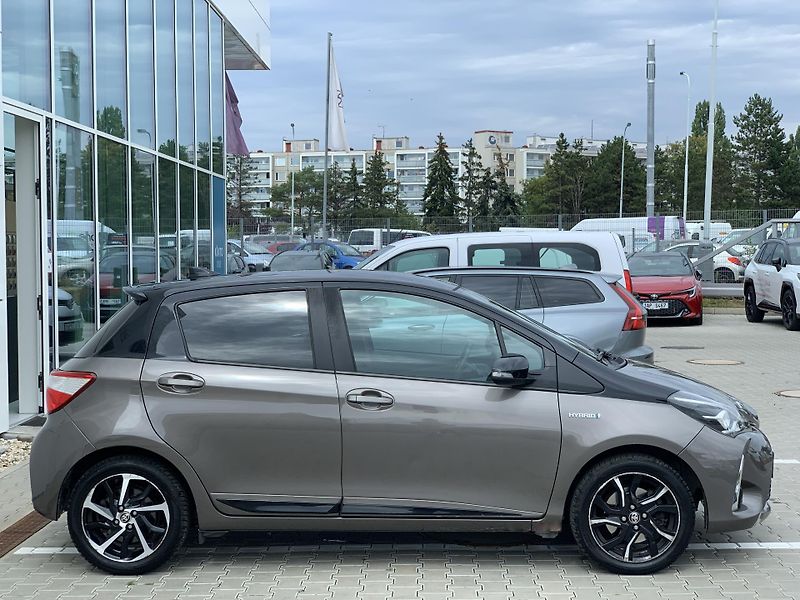 Toyota Yaris SELECTION 1.5 HYBRID 74kW - fotka 10 z 25