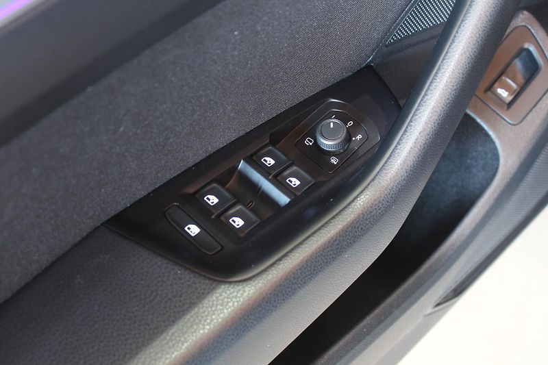 Volkswagen Passat (2023) 2.0TDI DSG Nez.Topení Display  - fotka 16 z 38