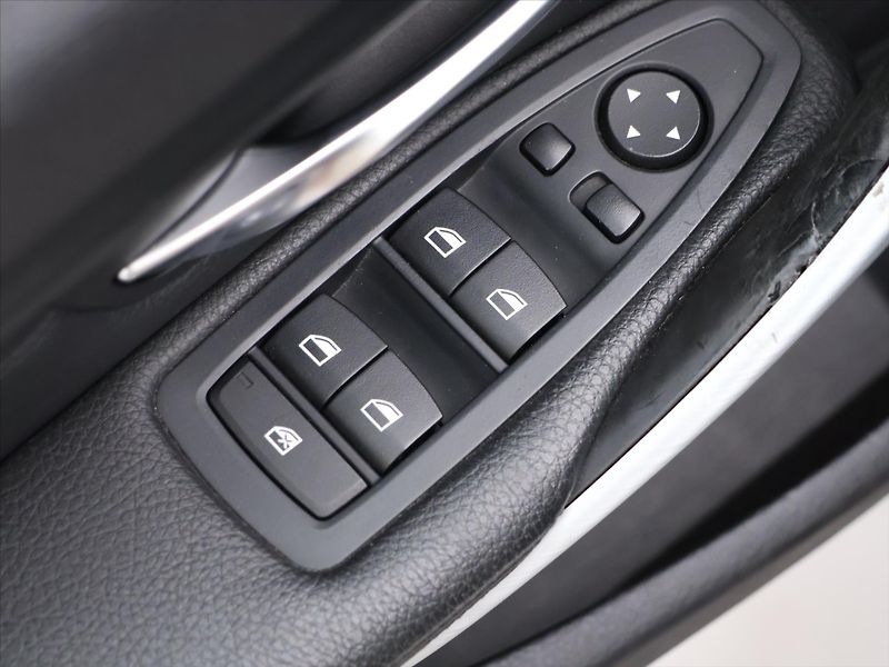 BMW Řada 3 3,0 330d xDrive 190kW M-paket - fotka 16 z 35