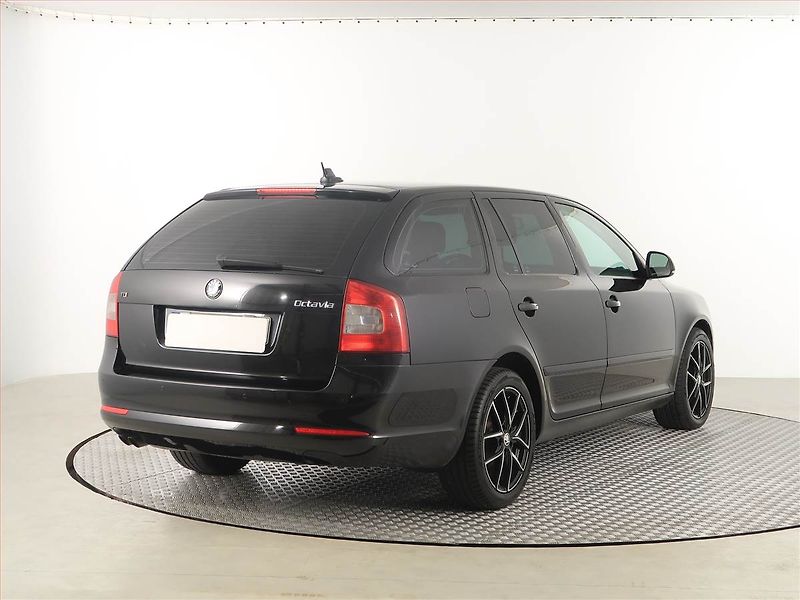 Škoda Octavia (2010) Ambiente 2.0 TDI, Xenony - fotka 5 z 16