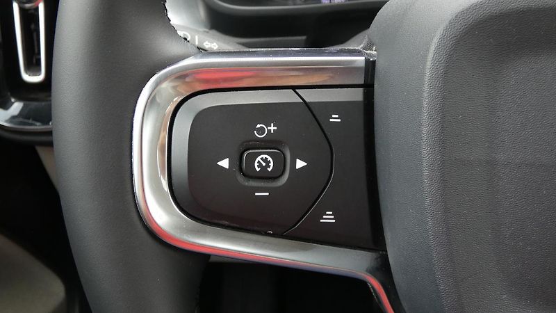 Volvo XC40 D3 Drive-E AWD Momentum - fotka 11 z 22