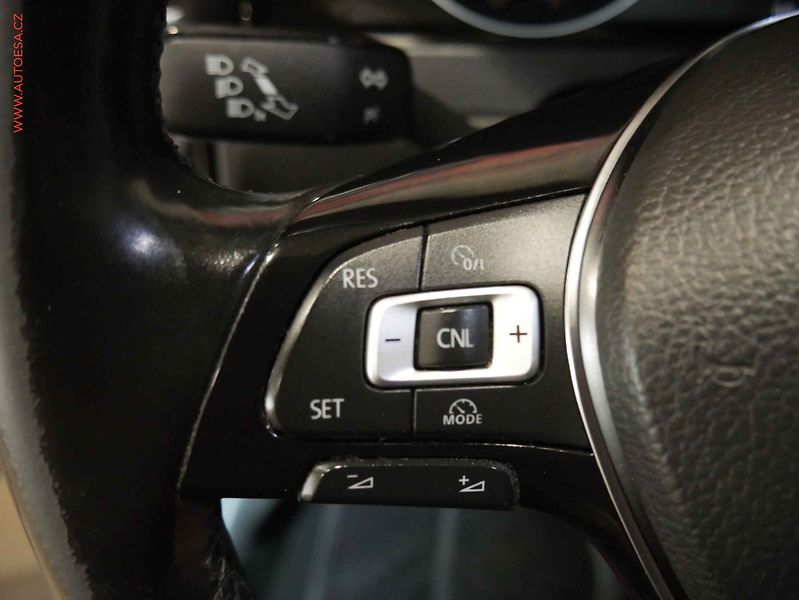 Volkswagen Golf (2015) 1.6TDI, ČR, navi, autoAC - fotka 12 z 19