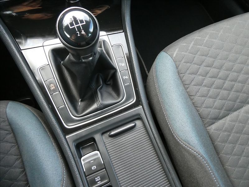 Volkswagen Golf 1,6 TDi 85kW IQ.Drive,1.maj,TZ - fotka 32 z 47