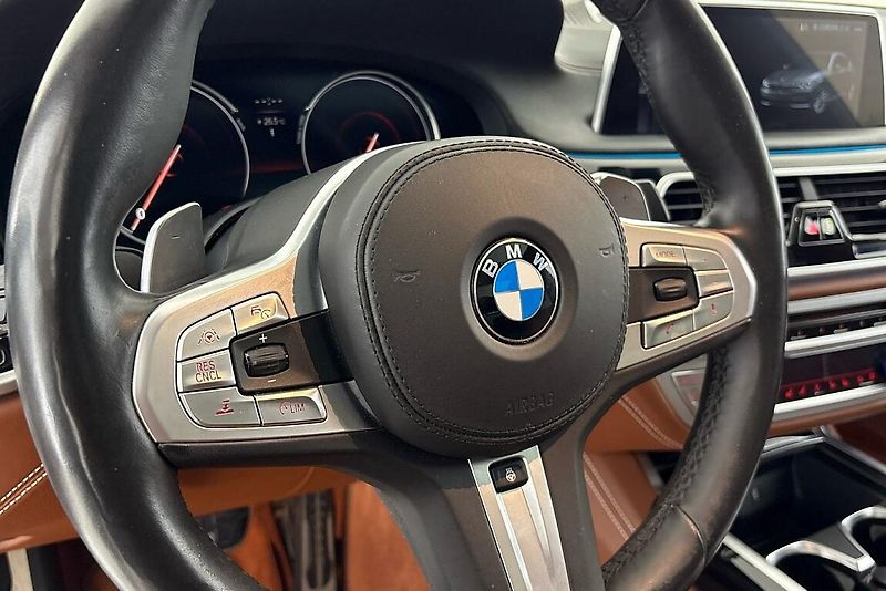 BMW Řada 7 750xiL - fotka 23 z 27