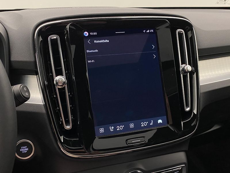 Volvo XC40 (2026) B3 AUT DARK PLUS - fotka 55 z 58