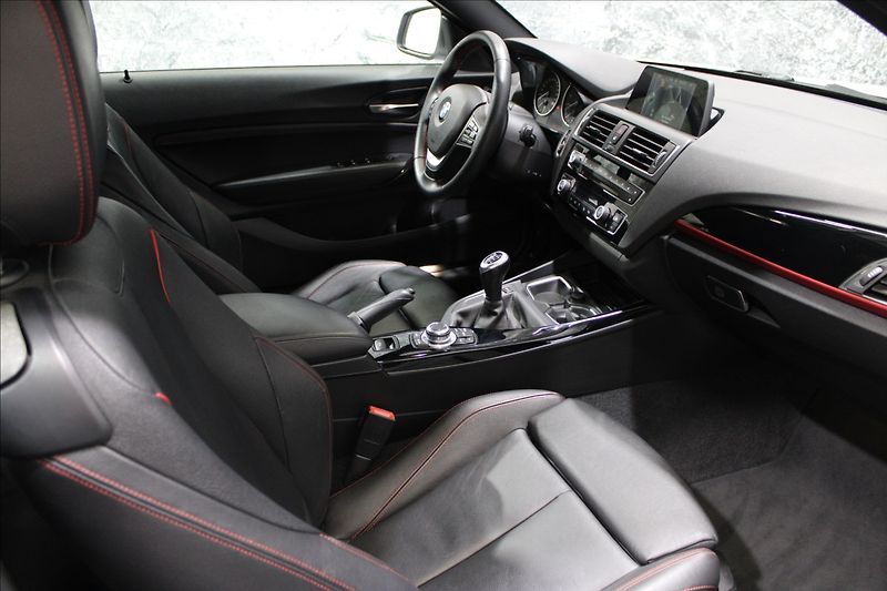 BMW Řada 2 2,0 220i 135KW cabrio - fotka 14 z 37