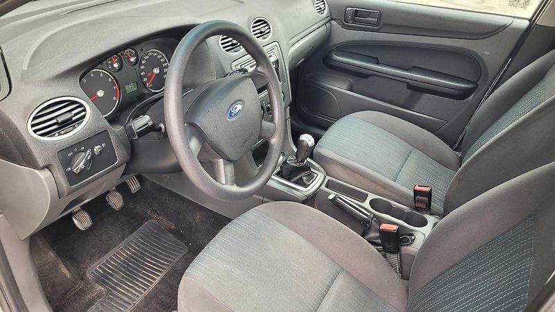Ford Focus (2005) 1,4i 16v - fotka 17 z 19