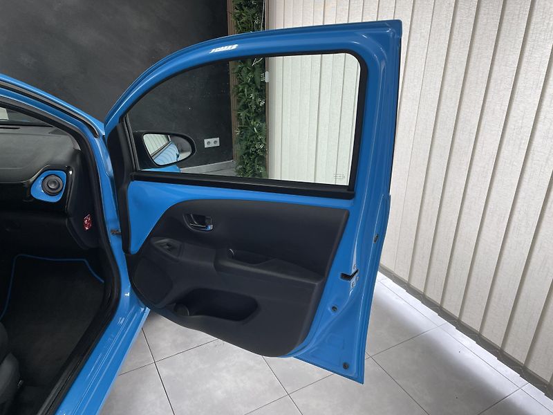 Toyota Aygo 1.0 i AUTOMAT REZERVACE  - fotka 13 z 27