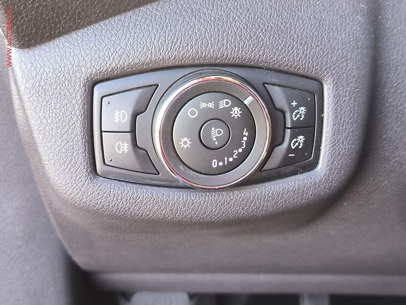 Ford Tourneo Connect (2015) 1.6TDCi MAXi, Titanium, navi - fotka 18 z 21