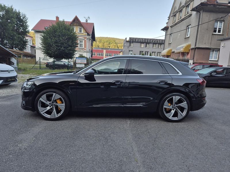 Audi e-tron 55 QUATTRO 300kw S LINE SOH92% - fotka 6 z 44