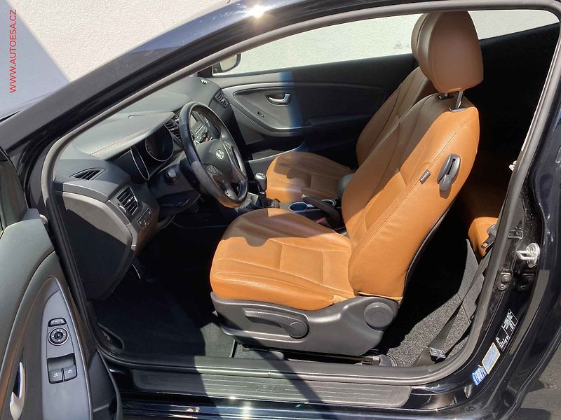 Hyundai i30 (2015) 1.6 GDi - fotka 9 z 16