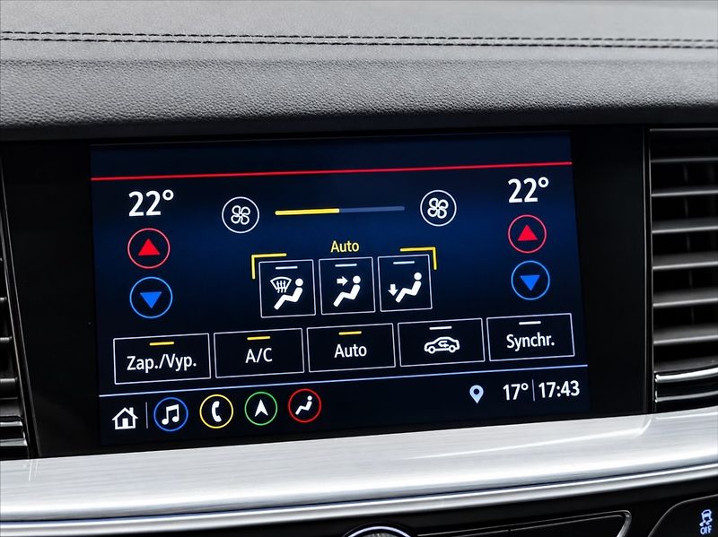 Opel Insignia 2,0 CDTI 128 KW,COUNTRY TOURER - fotka 16 z 20