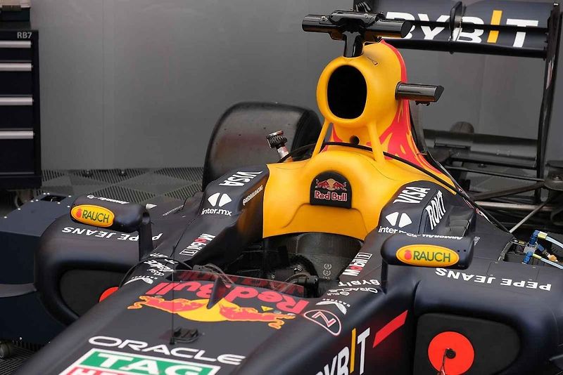 Monopost Red Bull RB7 v akci v Praze