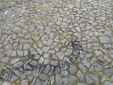 Následky nočního driftování na Valdštejnově náměstí v Jičíně.