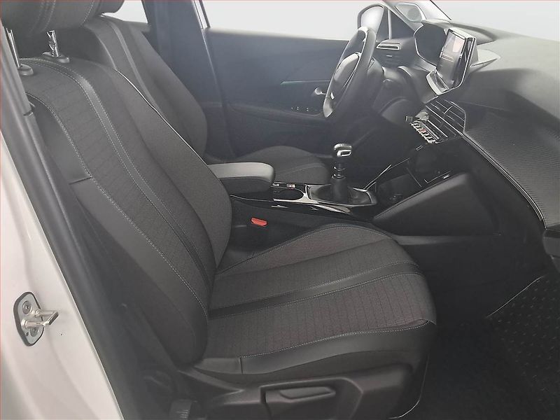 Peugeot 2008 (2023) Allure 1.2 PureTech - fotka 9 z 17