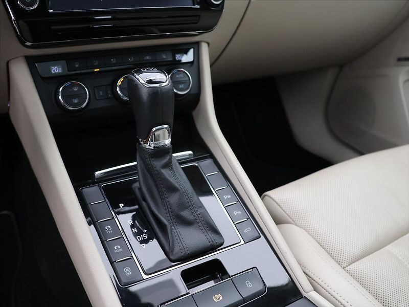 Škoda Superb 2,0 TDI 140kW DSG 4x4 CZ L&K - fotka 27 z 38
