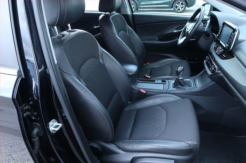 Hyundai i30 (2018) Style 1.4 T-GDI, Serv.kniha - fotka 9 z 24