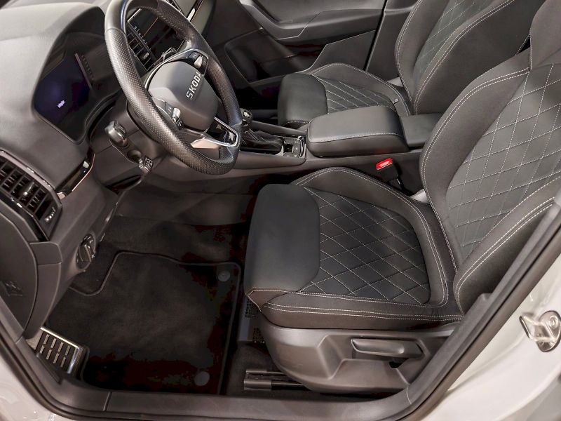 Škoda Karoq (2025) 1.5 TSI 110 kW DSG Sportline - fotka 22 z 32