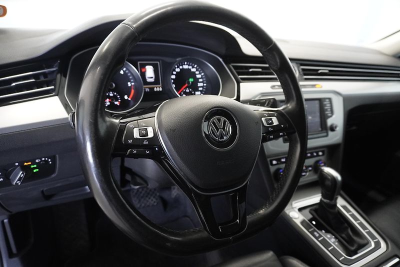 Volkswagen Passat 2.0TDi HIGHLINE DSG - fotka 18 z 42