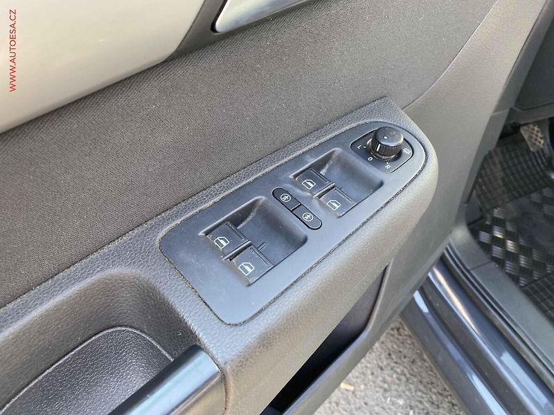 Volkswagen Sharan (2012) 2.0 TDI, 2.maj,ČR, servis - fotka 13 z 17