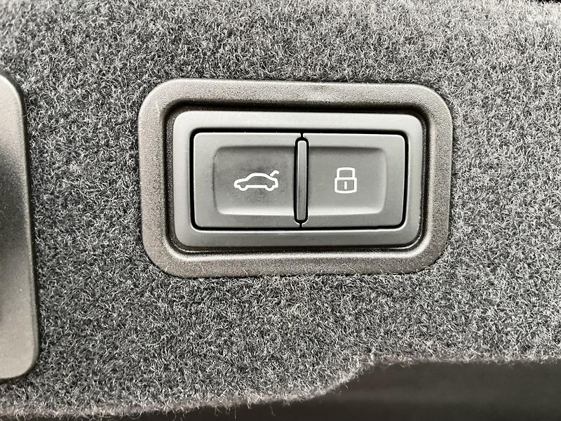 Audi S8 4,0TFSI Quattro*420kW*Webasto - fotka 38 z 42