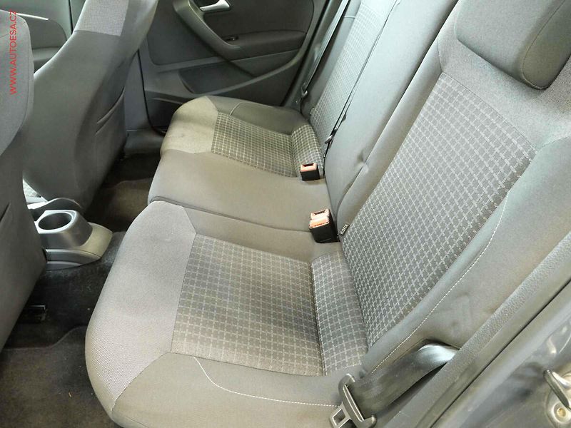 Volkswagen Polo (2014) 1.2TSi, 2.maj, AC - fotka 10 z 16