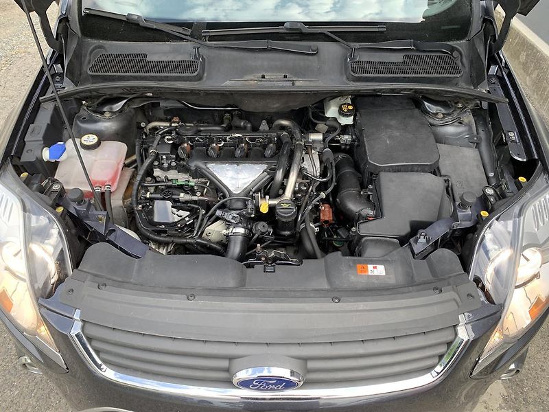 Ford Kuga 2.0TDCi KLIMATIZACE  ALU KOLA - fotka 32 z 38