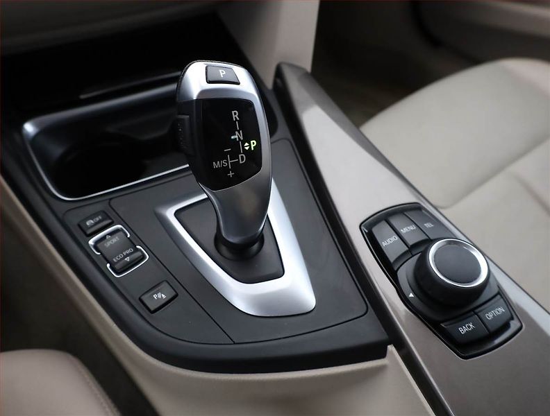 BMW Řada 3 (2013) Modern Line 320 d xDrive, 4X4 - fotka 11 z 15