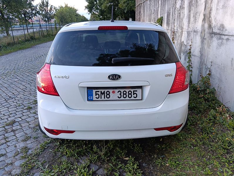 Kia Ceed (2010) 1.6D/85kW, automat, výhřev, AC - fotka 14 z 24