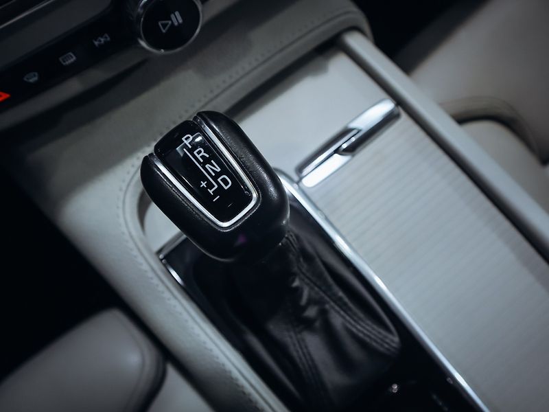 Volvo V90 D5 Momentum 173 kW AWD - fotka 15 z 28