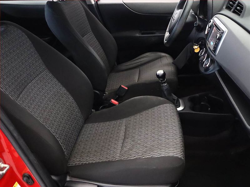 Toyota Yaris (2013) 1.33 Dual VVT-i, Park. senzory - fotka 7 z 12