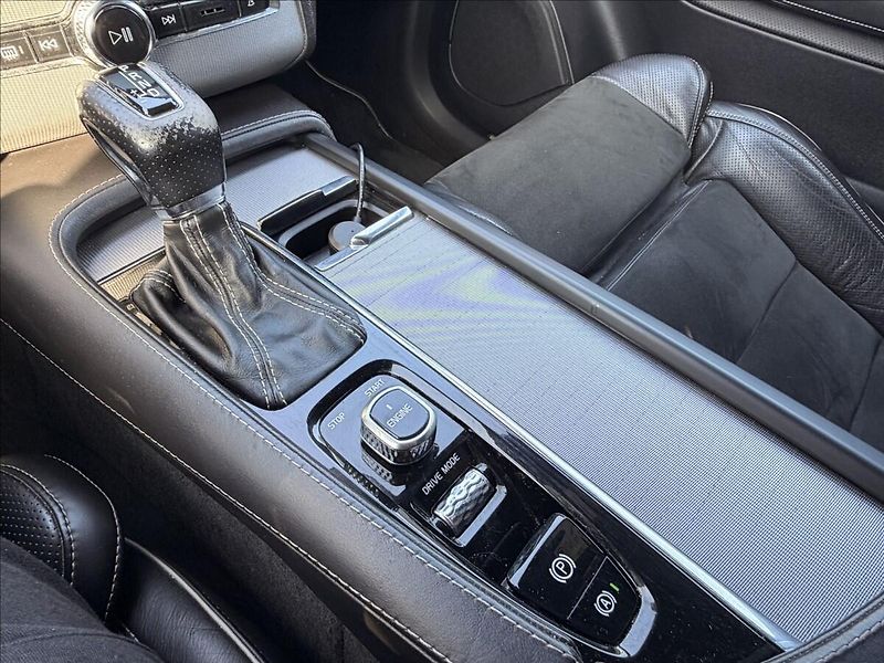 Volvo XC90 2,0 R-DESIGN SERVISKA TAŽNÉ - fotka 15 z 42