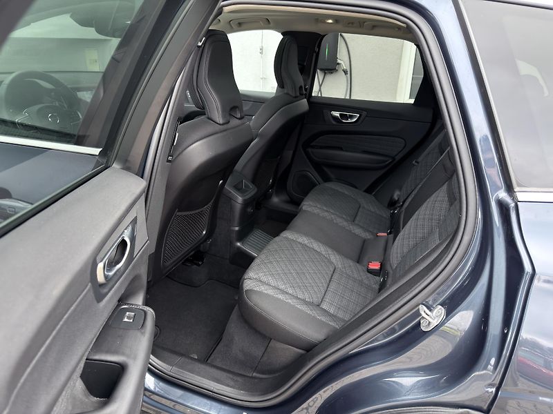 Volvo XC60 T6 AWD RECHARGE // 1.maj. //ČR - fotka 13 z 38