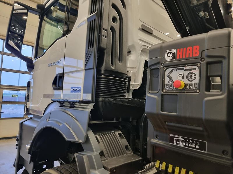 MAN TGS 33.520 6x6 SKLOPKA A RUKA  - fotka 16 z 22