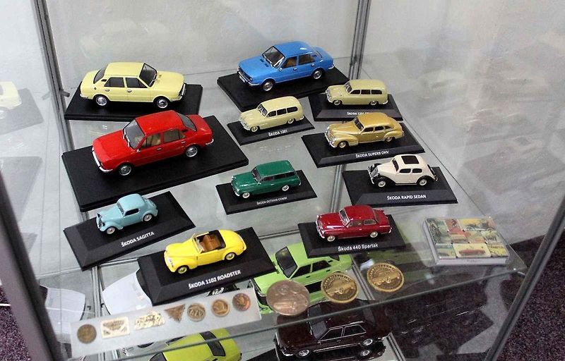Modely vozů Škoda s pamětními mincemi.