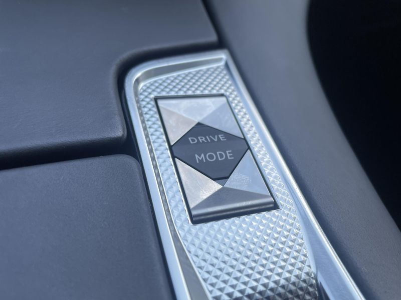 DS Automobiles DS7 Crossback (2021) RIVOLI 1.6 PureTech 133 kW - fotka 21 z 33